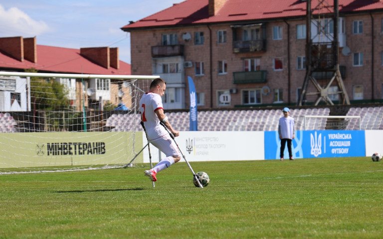 спортсмени грають у футбол на полі