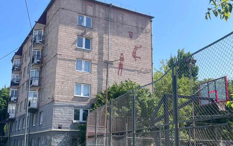 У Луцьку з’явився мурал із силуетами юнаків, яких вбили в Німеччині мурал