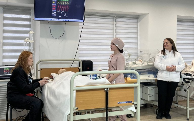 студенти в центрі медичних симуляцій