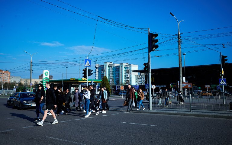 Луцьк Люди переходять через пішохідний перехід