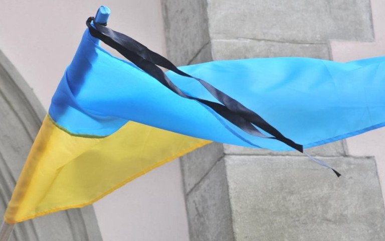 У Луцькій громаді оголосили жалобу через ракетний удар по Сумах прапор України з чорною стрічкою