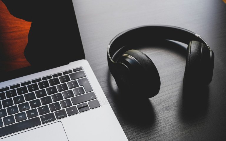 Луцький подкаст отримав нагороду. навушники