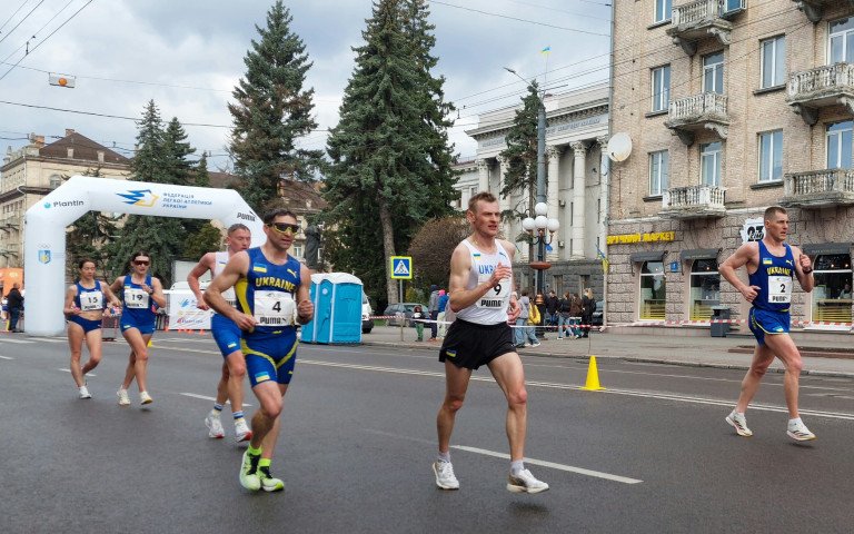 По проспекту Волі у Луцьку йдуть спортсмени-скороходи.