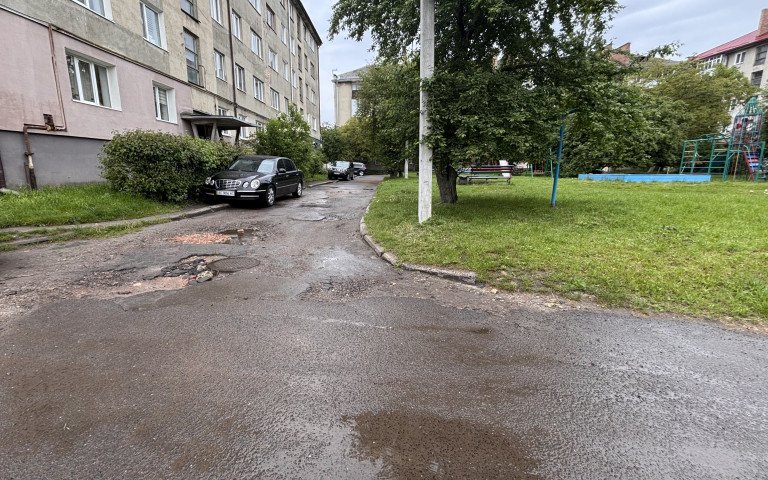 ями на дорозі в дворі