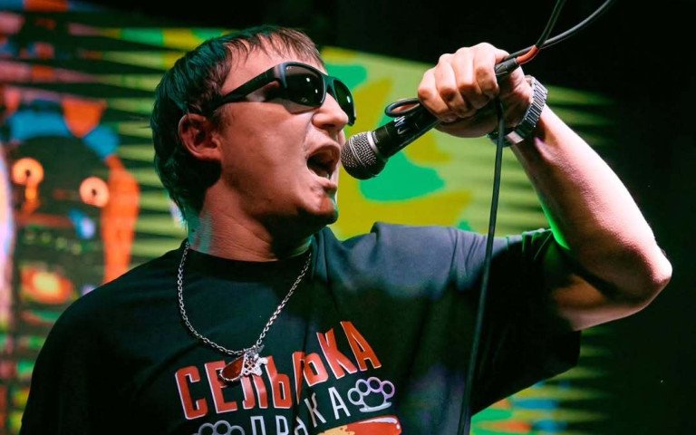 людна з мікрофоном на сцені