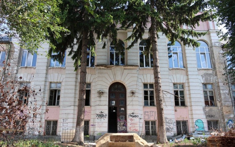 Будинок офіцерів у Луцьку Фасад Будинку офіцерів, дерева перед будівлею