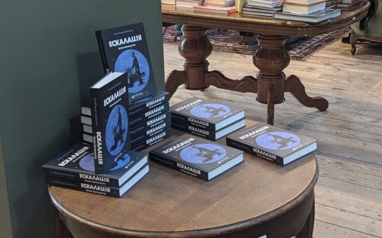 книги на столі