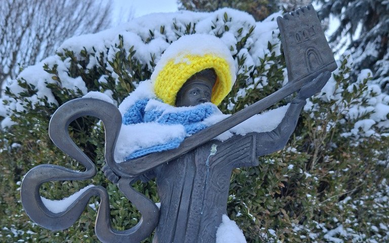 кликун скульптура одяг