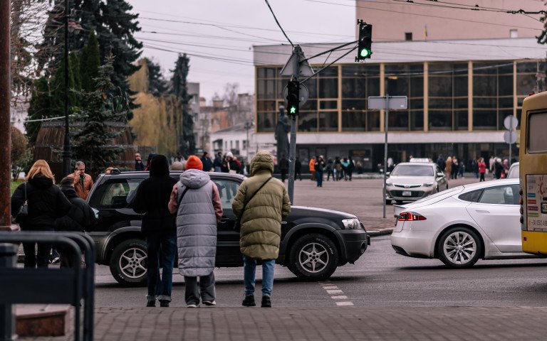 люди, дорога, світлофор