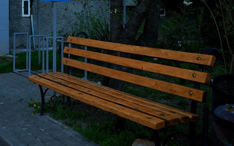 вулична лавка зі спинкою