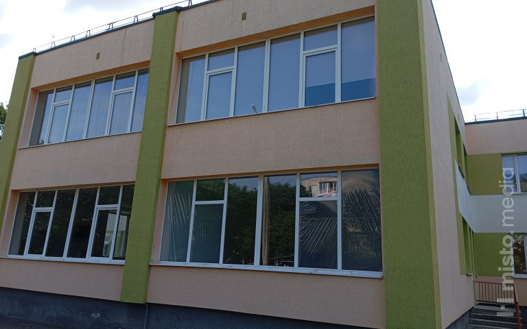 будівля дитсадка, де вибиті вікна закрили плівкою
