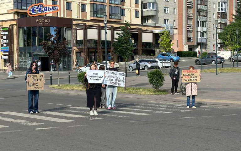 люди на хвилині мовчання