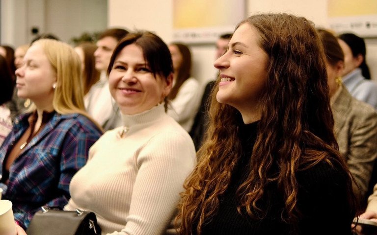 люди сидять на лекції