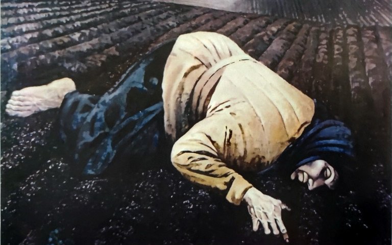 Живописне зображення літньої  жінки у хустці, яка босоніж лежить на чорній землі.