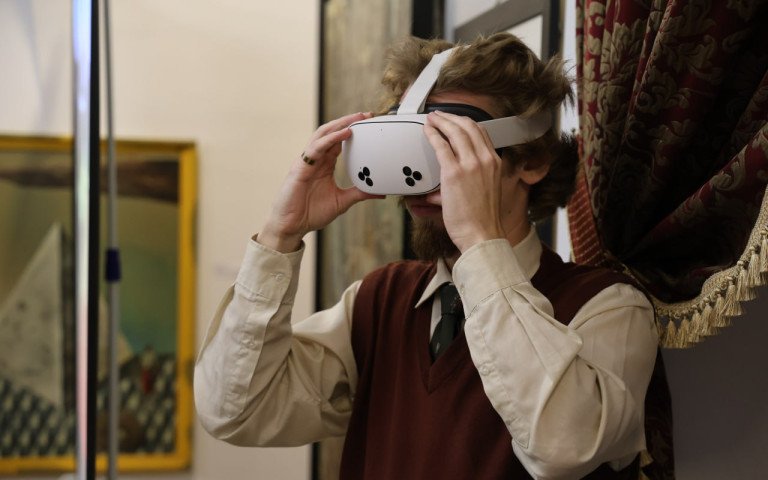 чоловік в окулярах віртуальної реальності