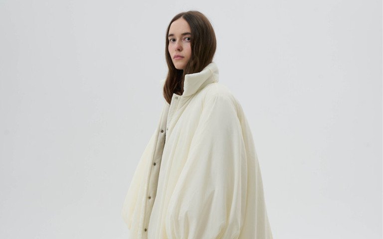 жінка в пуховику