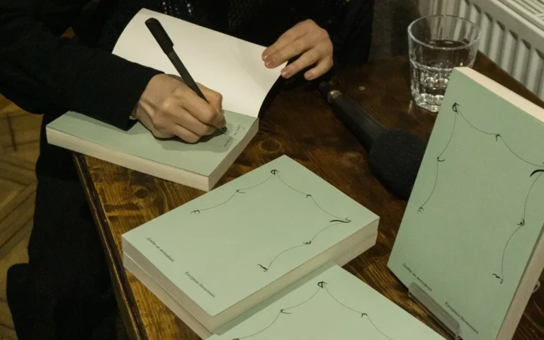 авторка підписує книгу