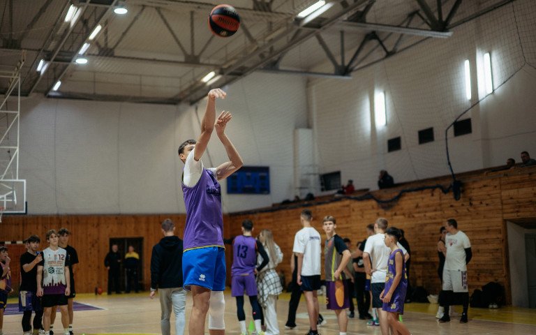 У Луцьку відбулось відкрите тренування з баскетболу спортсмени грають в баскетбол