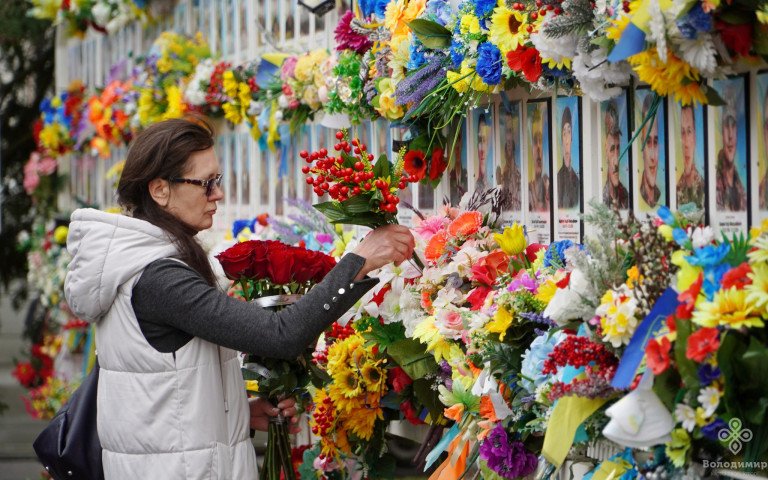 жінка біля стенду пам'яті