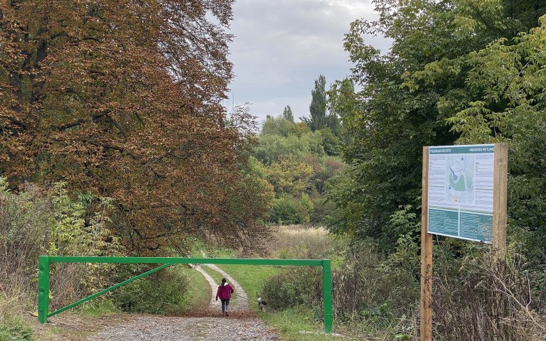 шлагбаум та стенд