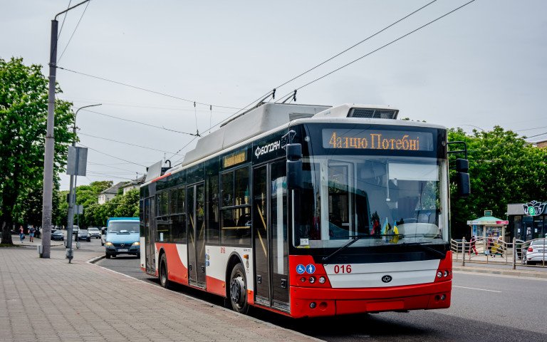 Міський транспорт тролейбус контактна мережа