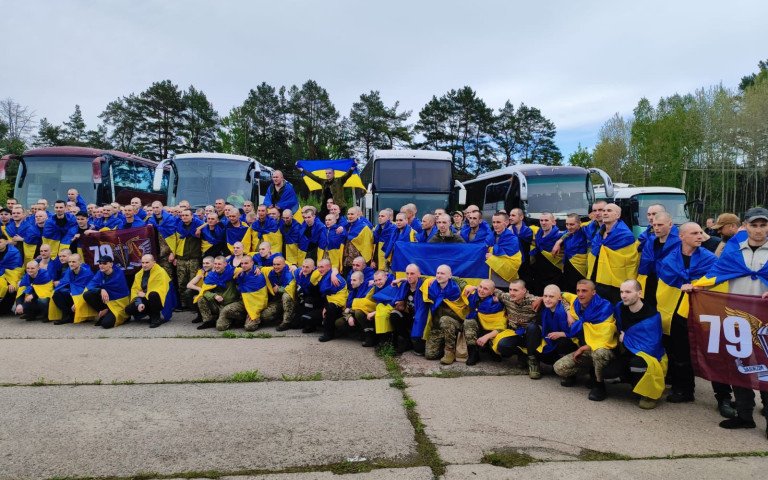 205 захисників повернулися із російського полону. Захисники, що повернулися із російського полону.