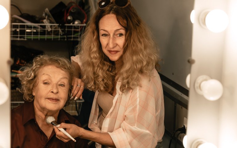 акторка в гримерній.