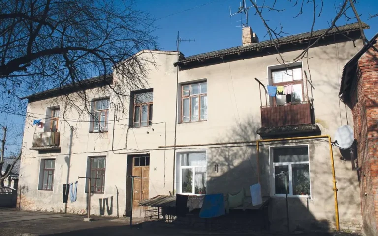 Лучани звернулися до міськради щодо дороги до вірменської церкви. будівля вірменської церкви у Луцьку