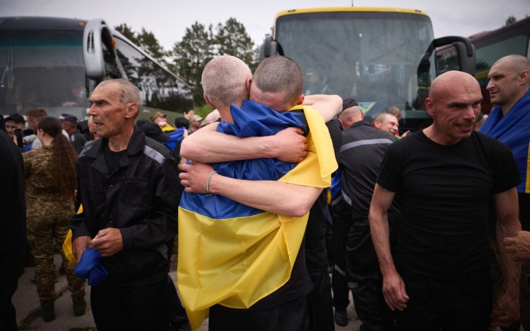 Обмін полоненими. Звільнені з полону обіймаються.
