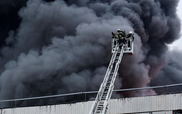 рятувальники ліквідовують пожежу