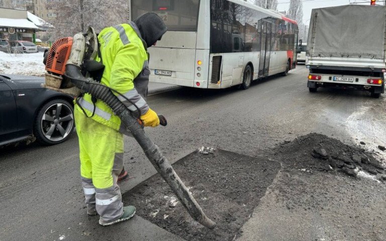 ремонт дороги в Луцьку.