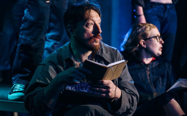 актор в театрі