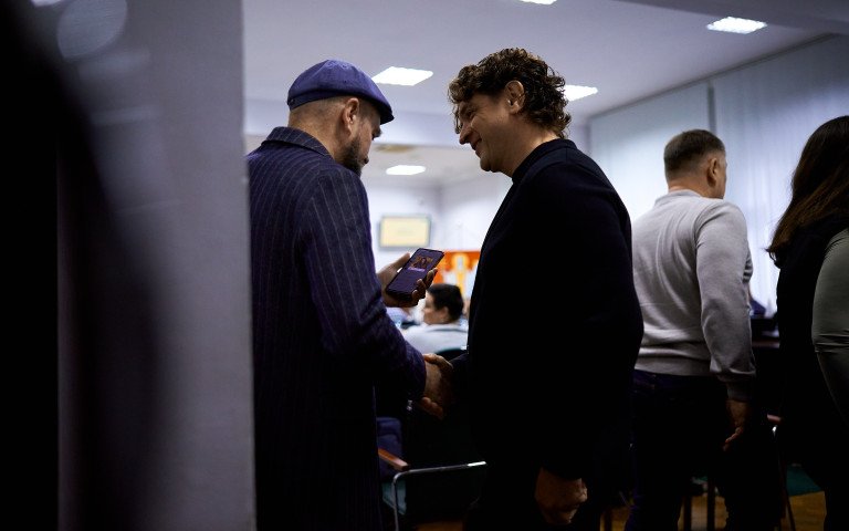двоє чоловіків розмовляють