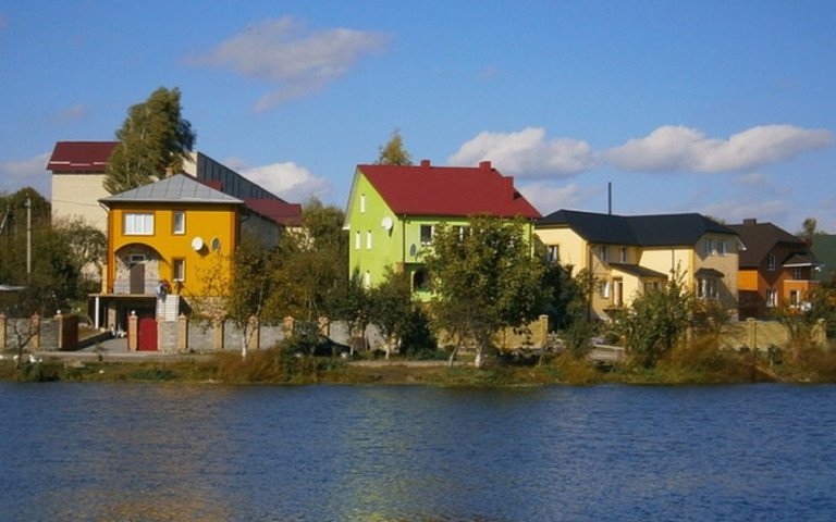 житлові будинки біля річки