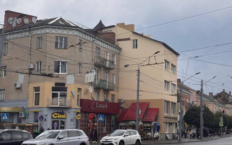 будівлі у центрі Луцька