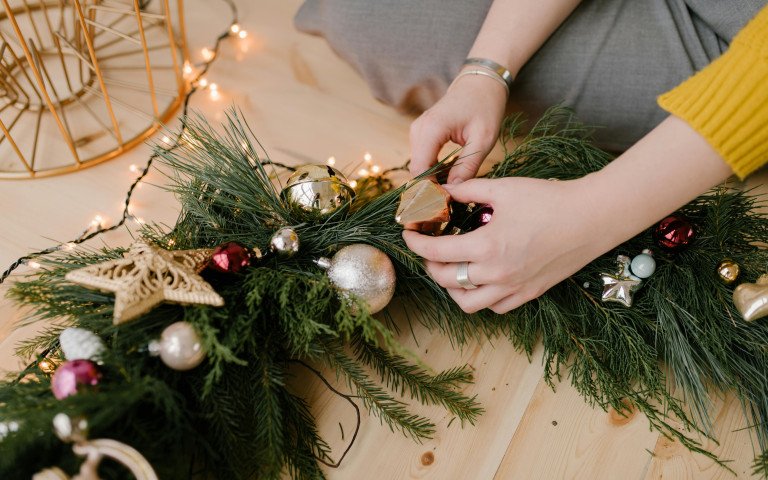 У Луцьку анонсували день різдвяних майстеркласів. створення різвяного вінка