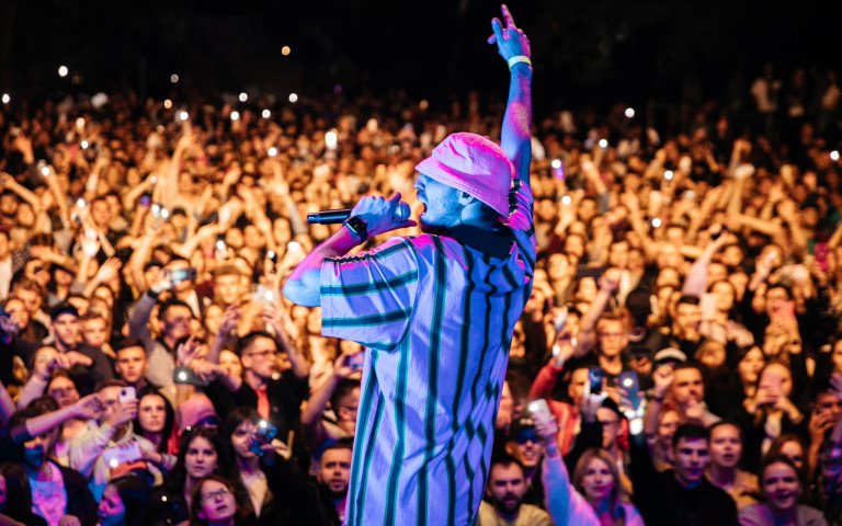 співак виступає на сцені