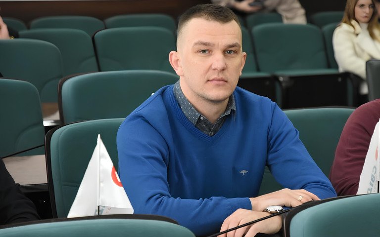 людина сидить