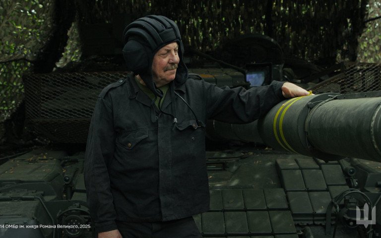танкіст біля гармати танка