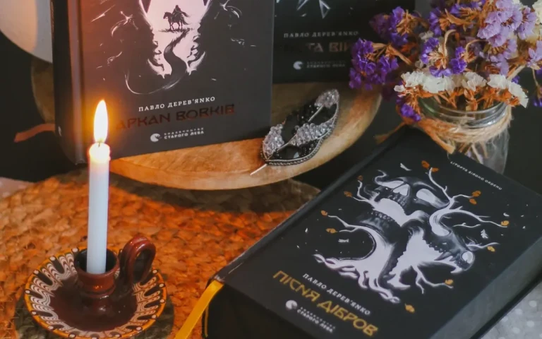 книги на столі