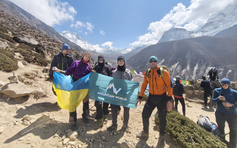 люди на вершині гори