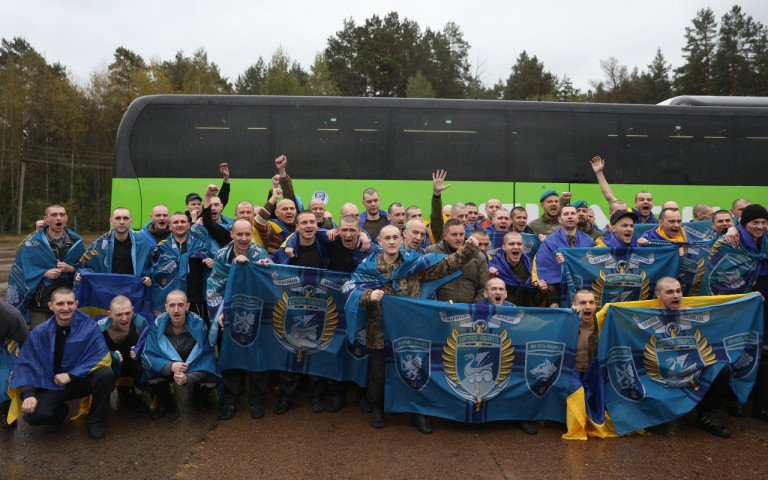 військові