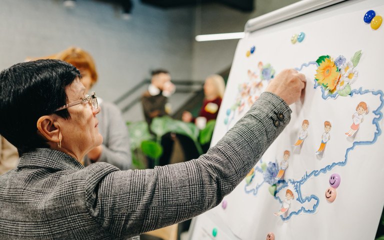 Жінка та карта України