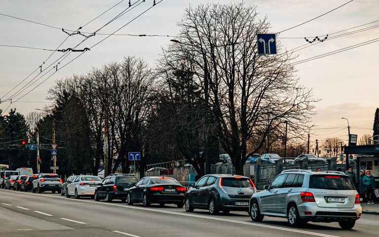 автомобілі на вулиці