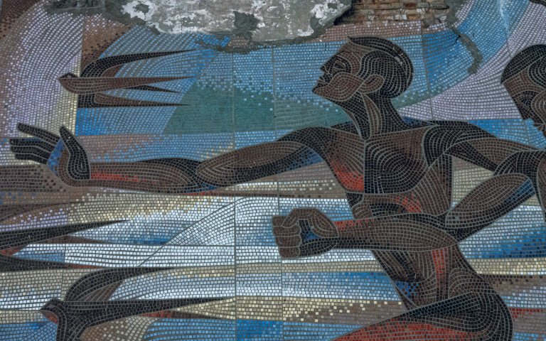 Мохаїка: атлети в рухі, біжать, попереду ластівки