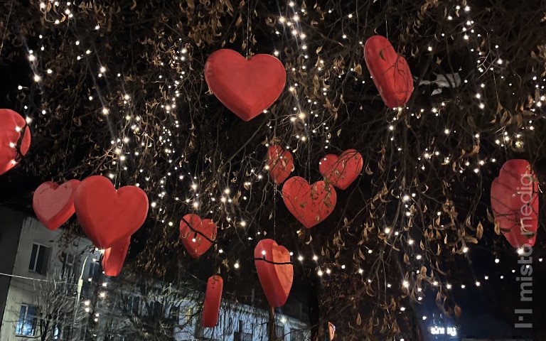 декорація біля одного з луцьких закладів