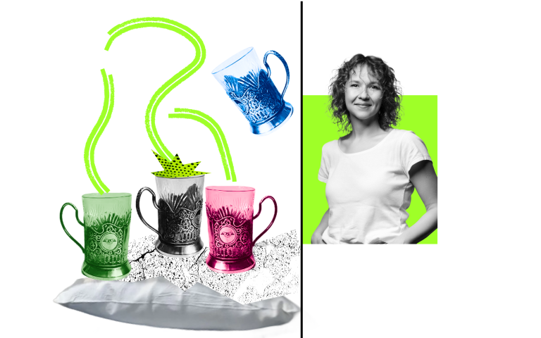 Чотири паруючі склянки з чаєм у підсклянниках «Укразалізниці».