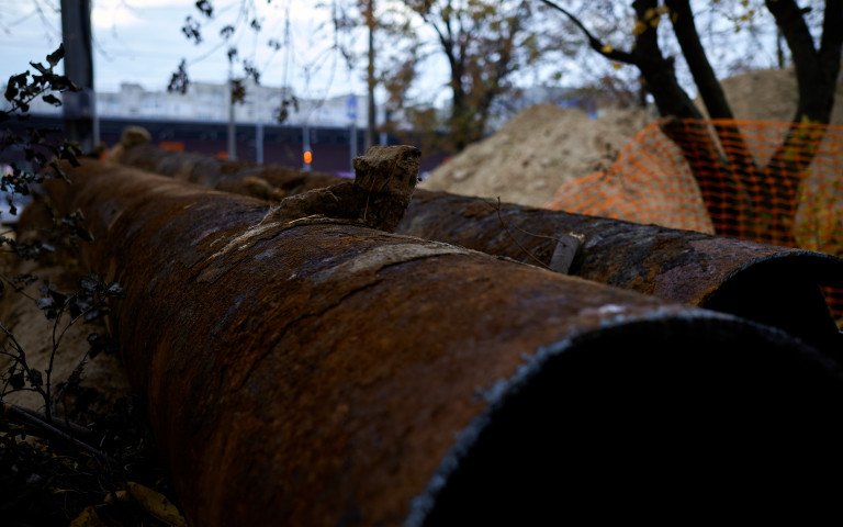 Реконструкцію тепломереж на просп. Соборності обіцяють завершити до кінця вересня труби