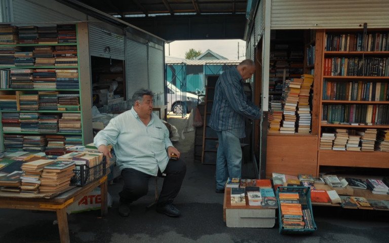 Історії київських продавців книжок увійшли до документального фільму «Книголови». людина продає книги