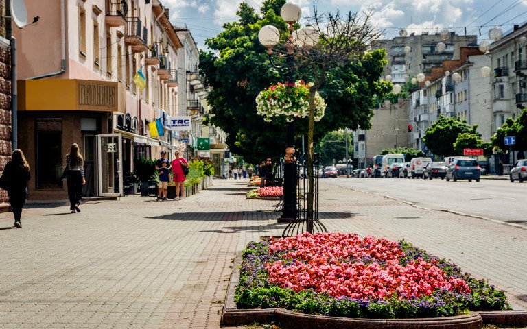 Центр Луцька Квіткова клумба на просп. Волі у Луцьку.